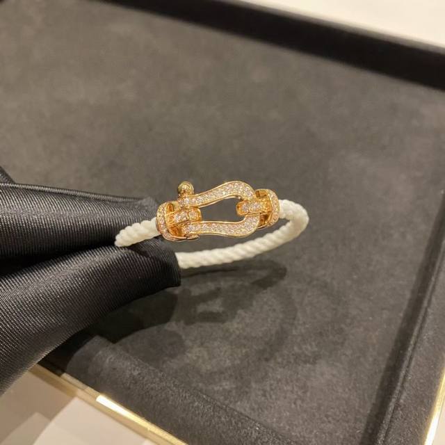 Fred 玫瑰金满钻马蹄白色手绳 大号 白色真的很优雅 干净利落的感觉 绳子颜色可以更换 无论男女佩戴都更好看 手绳采用1500根尼龙编织 日常的防水佩戴完全没