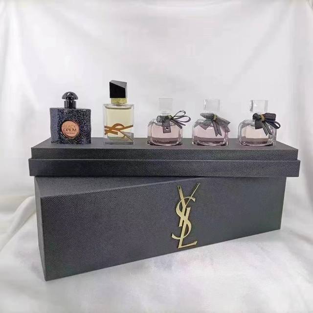 专柜品质 Ysl圣罗兰经典Q版香水五件套*7.5Ml 女士香水套装5支7.5Ml 专柜品质内含:自由之香+经典黑鸦片+欲望巴黎+蕾丝巴黎+花溢巴黎。 一套集齐五