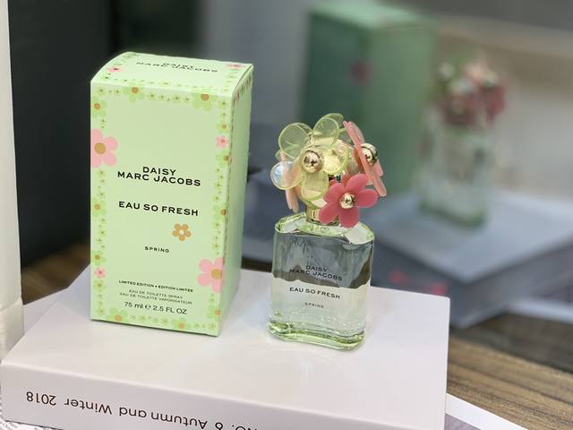 专柜品质 越南香水 Marcjacobs马克莫杰绿意雏菊花语女士淡香水75Ml 前调：粉红胡椒，以独特气息唤醒感官 中调：绿茶花与基调抹茶的清新，纯净怡人 芬芳