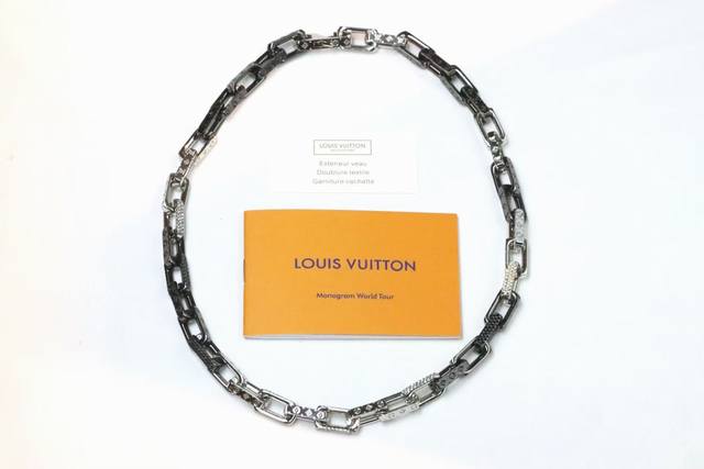 新品 Lv 镶钻黑白竹节 淬火情侣项链 Monogram Chain 项链为粗犷工业风格链环镂刻品牌经典图案，挥洒舒朗刚毅的美学风范。璀璨人造水晶辉映色彩和质感