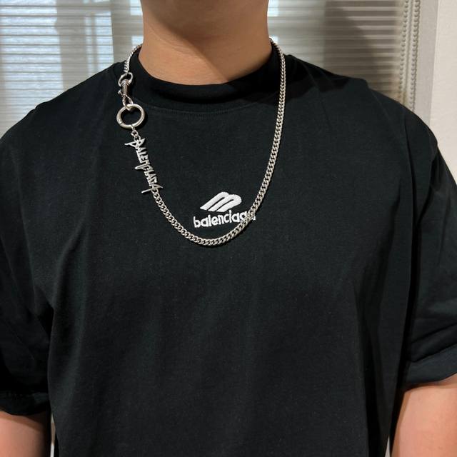 原单货新品 巴黎世家 项链 钥匙扣 两用 Balenciaga 做旧款专柜一致 黄铜材质 古金电镀 火爆款出货 设计独特。