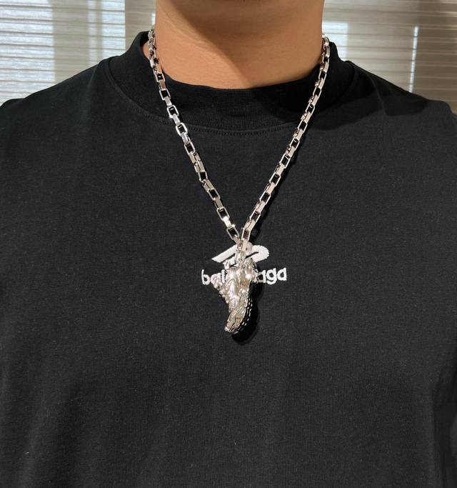 原单货新品 巴黎世家 项链Balenciaga 做旧款专柜一致 黄铜材质 古金电镀 火爆款出货 设计独特。 长度：55厘米