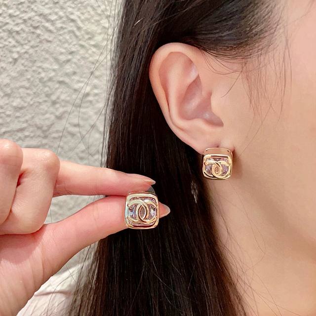 Chanel香奈儿 中古 字母 耳钉小香家的款式真心无需多介绍每一款都超好看，精致大方，非常显气质