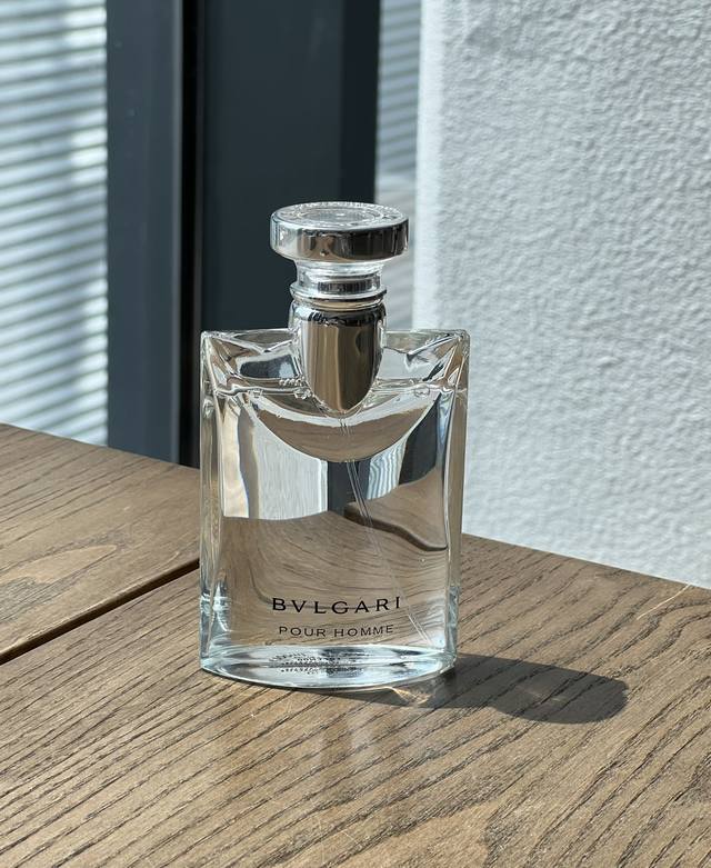 专柜品质 中性姑娘也适合 宝格丽大吉岭茶 规格:100Ml 前调：大吉岭茶、睡莲 中调：黑胡椒、愈创木 后调：麝香、透明龙涎香 宝格丽的大吉岭茶像穿着白讨衣的男