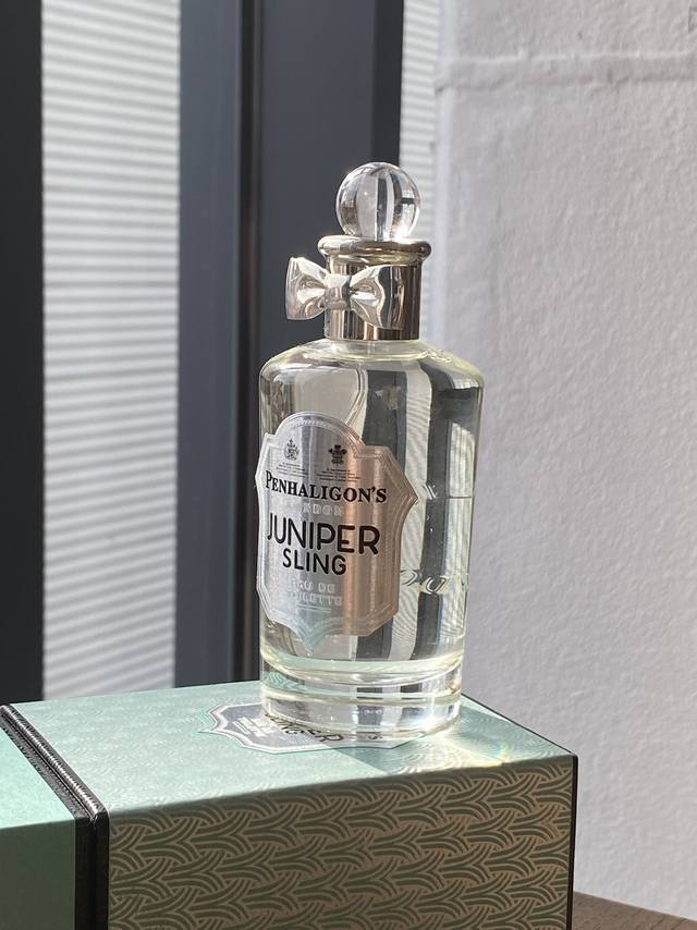 专柜品质 penhaligon's潘海利根琴酒香水 香调：辛辣木质调 前调：当归肉桂橙子杜松子 中调：小豆蔻 鸢尾根皮革胡椒 后调：香根草 樱桃糖琥珀 属性：中