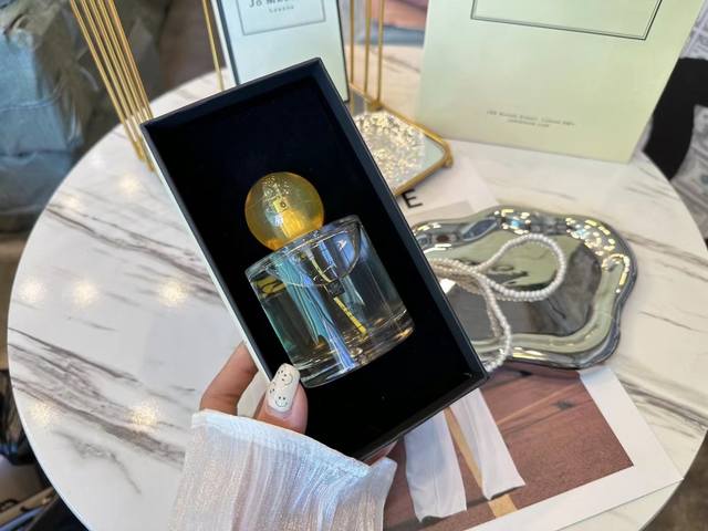 专柜品质 新款祖马龙黄木槿 芙蓉 Yellow Hibiscus100Ml 前调非常清爽，有一点点柑橘调 一两分钟以后慢慢变成花香，比较清甜 带一点酸味，应该就