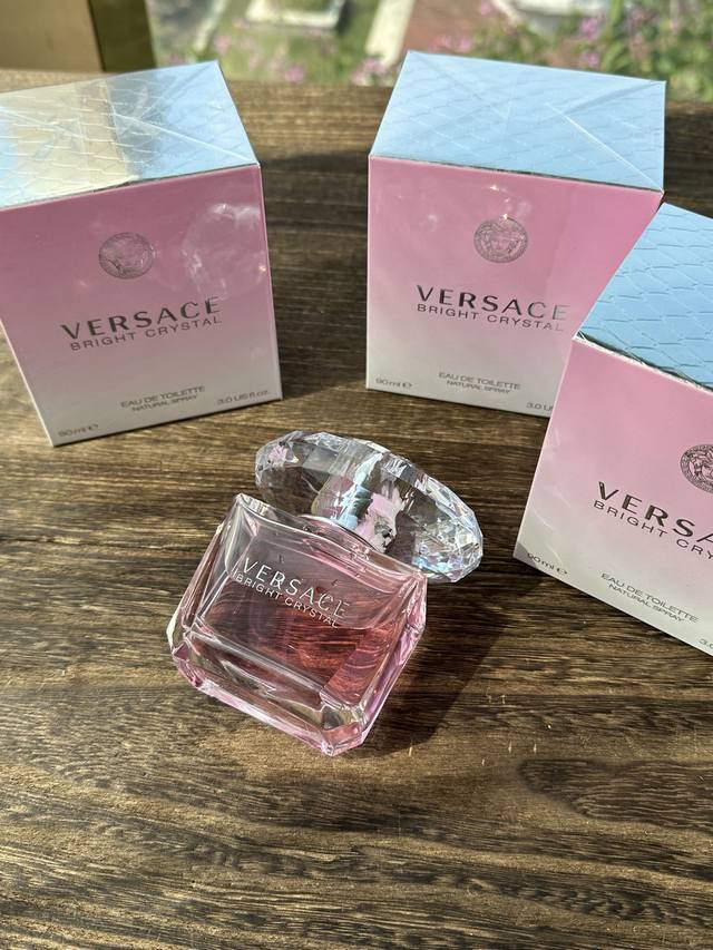 专柜品质 90Ml 范思哲这瓶香水真的好适合春天呀！就是香香甜甜的美少女味道~在花果香中算是少有的特别了！我愿称之为撩人香！甜美中带有一丝纯欲！活泼动人，喷上就