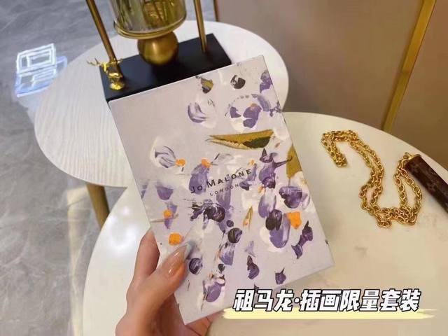 专柜品质 祖马龙-蓝风铃插画两件套礼盒 祖马龙的香水味道普遍简单直接 最喜欢蓝风铃，一款非常经典的香味，既小女人又女孩，味道清爽清淡 风铃草和丁香的甜美很适合女
