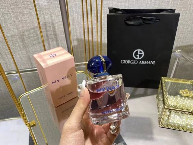 专柜品质 阿玛尼My Way 香水 习惯被常态化的生活所束缚，越来越能感受到突破自我的难得。 相比于被琐事缠绕，反而目光向外，用一场旅行来唤醒自己内心的沉寂更来