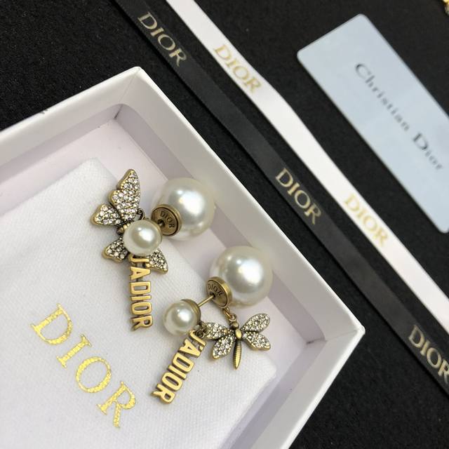 Dior 迪奥耳钉 专柜一致黄铜材质 火爆款出货 设计独特 复古前卫 美女必备 超级有质感 耳钉金色