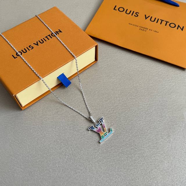 Lv 项链Louis Vuitton 路易威登专柜一致材质 火爆款出货 设计独特 复古前卫 男神、美女必备。 长度：65厘米