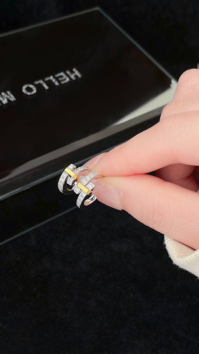 T家新款Edge系列耳环，小号，两个圆圈组合而成的耳环，简约设计感又很足的一个系列圆圈拼接采用了分色电镀，看实拍金色的部位Cnc五轴机精雕出来的棱角分明钻石均为