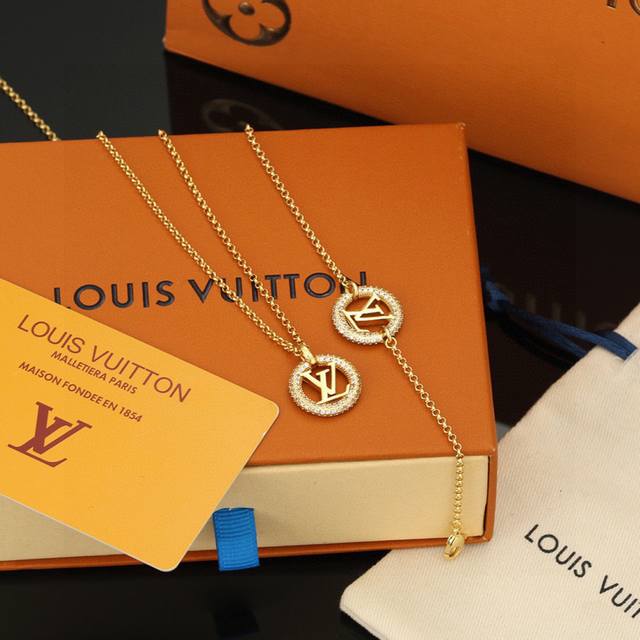 精工版本 路易威登手链 项链秉承精湛匠艺，以锻造耀目 Lv Twig 抛光色泽成就经典 Lv 字母的自然化身，流露品牌格 明星同款 经典百搭 手链 项链