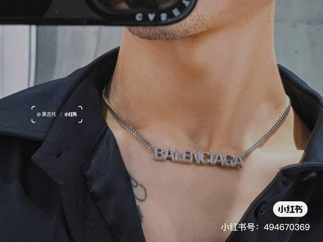 原单货新品 巴黎世家 双面镶钻项链Balenciaga 做旧款专柜一致 黄铜材质 古金电镀 火爆款出货 设计独特。