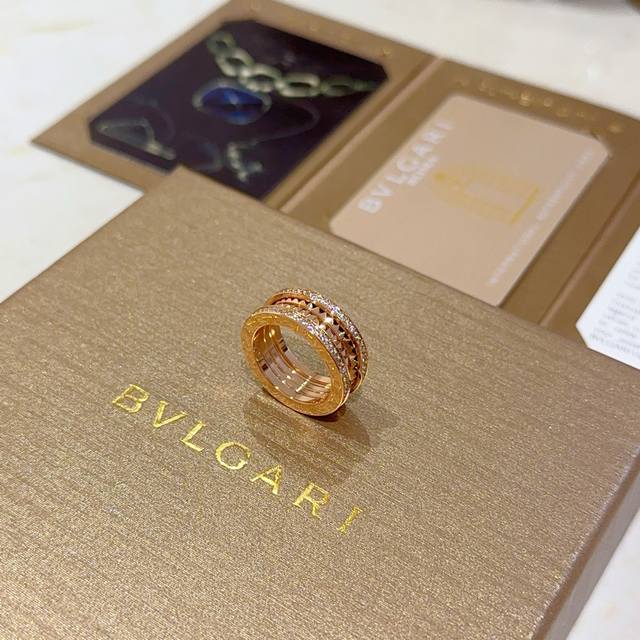 宝格丽项链V金材质。Bvlgari宝格丽 Divas‘ Dream 系列 品相完美，细节无敌，那种独特的色泽完全无可挑剔，再缀以经典指环外形设计，简约之余却又优