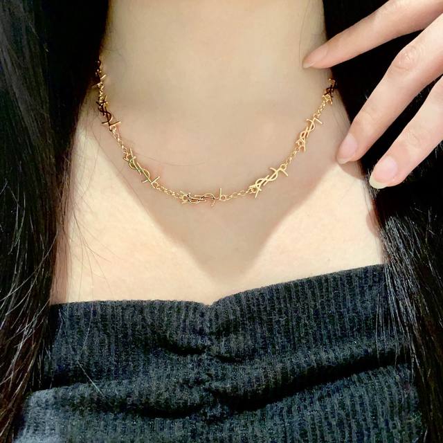 新款Ysl 圣罗兰项链原装黄铜材质 Yves Saint Laurent 创立于1961年 优雅抽象大胆别致的设计风格使它成为奢华时尚界著名的品牌之一。引领精致