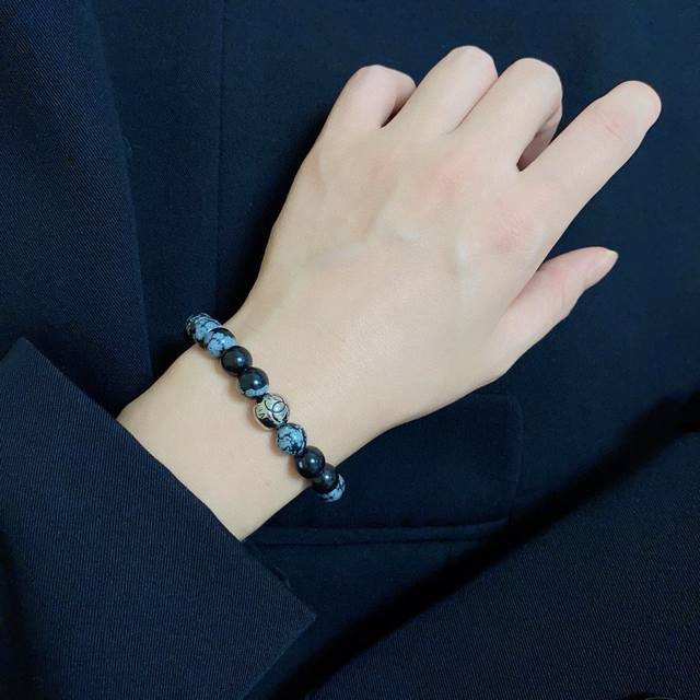 香奈儿Chanel字母双C高级天然雪花纹玛瑙珠子手链！显白厚实感十足！千年琥珀、万年蜜蜡经典火热爆款来袭大牌香奶奶这个品牌在时尚女性当中绝对无所不知都知道它的经