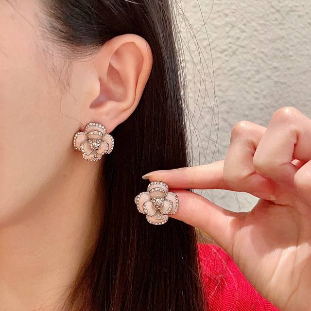 香奈儿山茶花双C镶钻耳钉