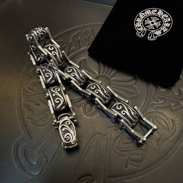 新款 专柜品质 Chrome Hearts克罗心藤蔓手链，快手 Ins 小红书热门，凹凸造型不同的花纹设计风格呈现出与众不同 十字架童军花是克罗心的标志 所以更