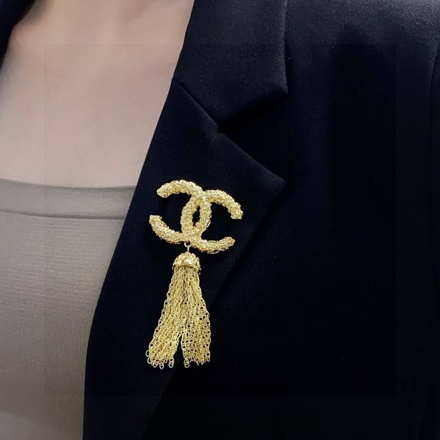 Chanel小香 专柜新款同步中古金流苏香奈儿胸针，是最懂女人的饰物。那些倾注了全部心血去做自己的女人，往往更珍惜胸针的意义。香奈儿女士把胸针别在帽子上，并告诉