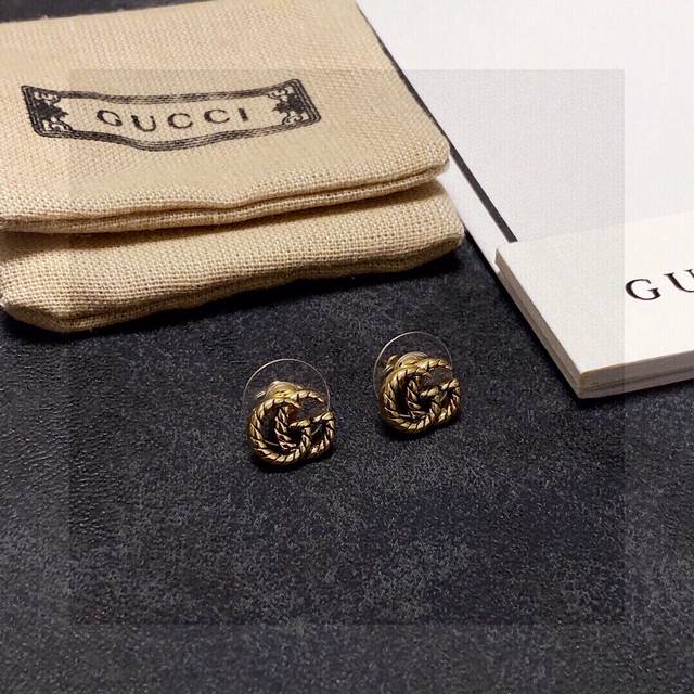 新款 古驰Gucci小耳钉简约百搭 低调奢华的小双C 经典耐看 精选原版一致黄铜材质搭配纯银针！小耳钉怎么搭配都可以 .