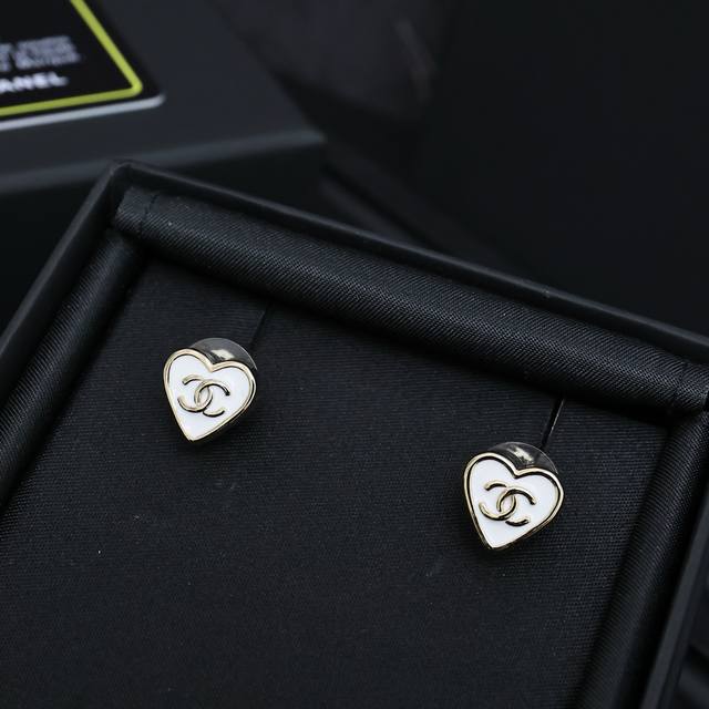 Chanel 25p双C珐琅爱心耳钉 小小一对，太惊喜啦 超有质感 时髦精必备单品 百搭单品