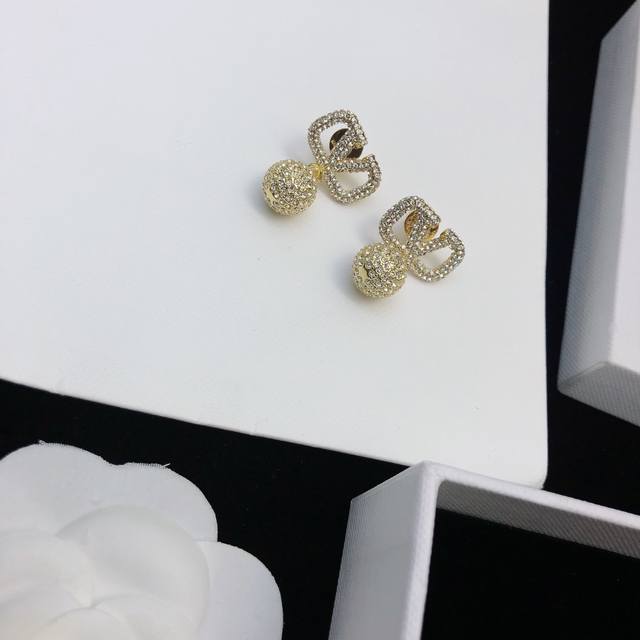 Valentino.华伦天奴专柜 新款 火爆古钻抛弃了一贯的铆钉元素 化繁为简 更加精致耐看 浪漫情怀唯美主义 甜美清新款 夏日必备单品 精选正品一致材质搭配纯