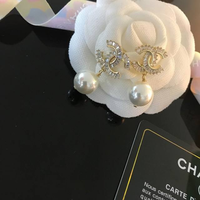 卖疯了小香官网主推爆款精工版小香 最新 Chanel 方钻珍珠字母耳钉耳环CaméLia 字母新款珍珠出货 明星同款美美哒漂亮极啦明星联名同款 美爆啦CaméL