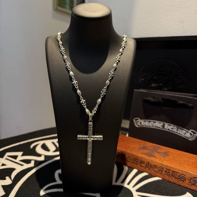 新款 专柜品质 Chrome Hearts克罗心十字架项链，十字架吊坠 凹凸造型不同的花纹设计风格 呈现出与众不同 十字架 童军花是克罗心的志 所以更经久不衰