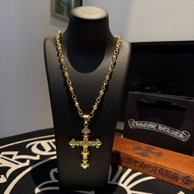 新款 专柜品质 Chrome Hearts克罗心黄金色十字花球项链，十字架吊坠 凹凸造型不同的花纹设计风格 呈现出与众不同 十字架 童军花是克罗心的志 所以更经