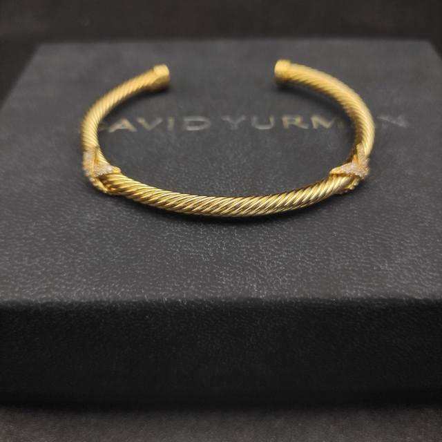 上新。David Yurman 4Mm黄金色满钻双X手镯。建议适合佩戴的手围15-20Cm 编号Dysz-176
