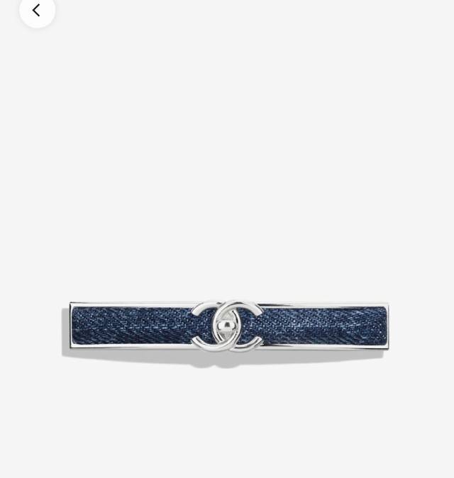 Chanel 爆款银色书包扣双C牛仔蓝发夹 蓝色牛仔面料十银色金属 甜酷感十足搭配书包扣双C细节满满很Y2K的时髦感 佩戴巨好看啊 贵气百搭又减龄