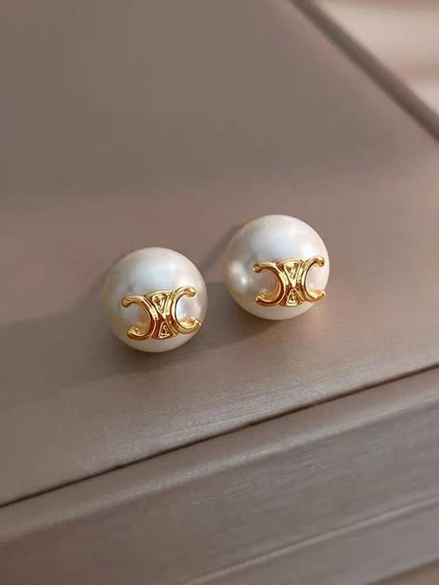 Celine赛琳凯旋门字母珍珠小耳钉 明星同款赛琳已经自成一股流行元素，持续为女性诠释优雅、创造时尚，Celine家的饰品风格绝对代表了一种新的生活方式，就像此