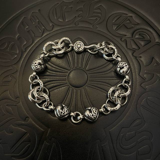 新款 专柜品质 Chrome Hearts克罗心 经典复古环扣藤蔓爱心手链 凹凸造型不同的花纹设计风格 呈现出与众不同 十字架 童军花是克罗心的志 所以更经久不