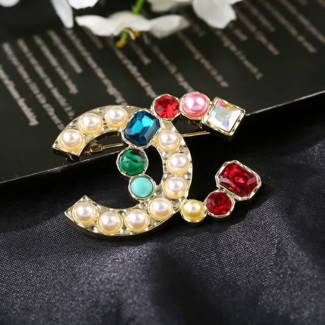 小香 Chanel 秋冬系列 钻石 珍珠 双C胸针 别有心机设计的一款 超级完美 时髦元素添加