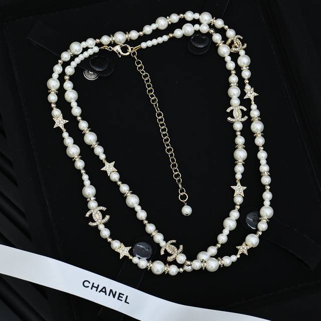 Chanel 星星珍珠毛衣链 一眼心动的项链戴上好绝~ 心动一万遍的宝藏饰品，财阀千金既视感条显贵氛围感拿捏超温柔的珍珠项链真的爱了