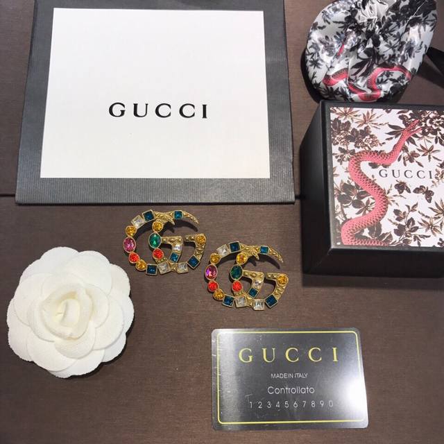 gucci 古驰 时尚 彩钻施华洛世奇水晶 耳钉 绝对是古驰的风格，夸张、重装饰、重色彩，但是，超级好看 专柜一致黄铜材质 925纯银针 街拍范儿十足 魅力无限