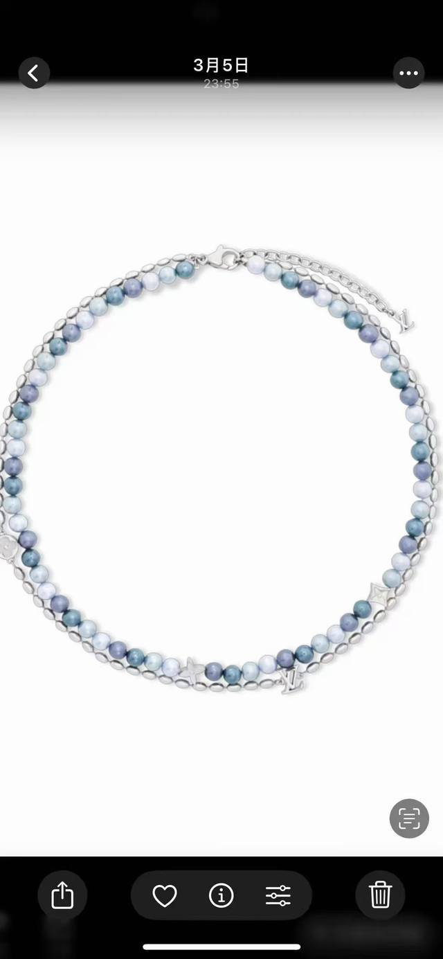 pearls Fusion 项链 pearls Fusion 手链以金属串珠和玻璃珠饰营造不对称设计，将 Monogram 花铭纹装饰和 Lv 元素穿插其间，缓