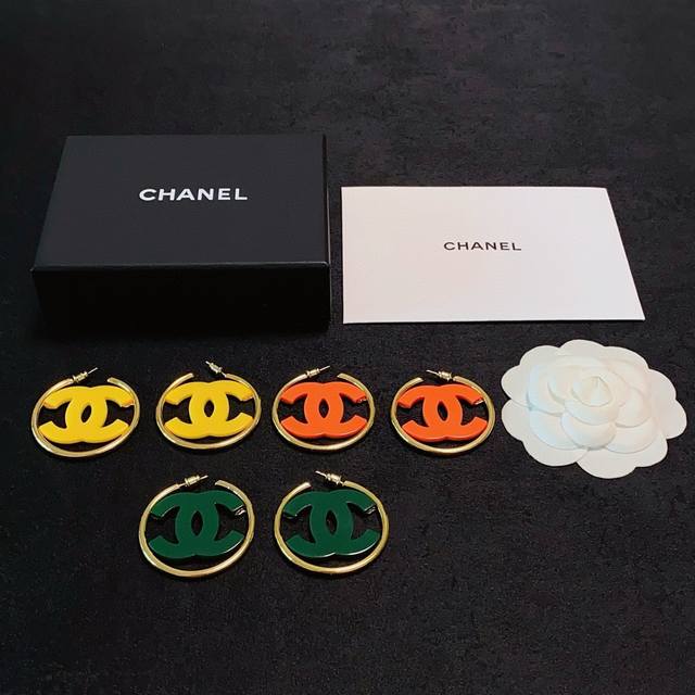 Chanel 小香双C简约橙色、黄色、绿色亚克力大耳圈耳钉这款耳环真的超级美看着设计简单但是佩戴效果好看到爆就连我这种小耳垂的也很Ok Zp黄铜材质 上耳超气质