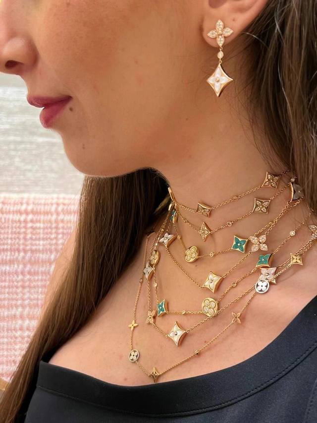 250009 我们出品 可订制真金真钻版本，咨询客Fu！ Lv Star Blossom系列 Monogram Flower花卉图案，闪耀的钻石镶嵌于花卉上，精