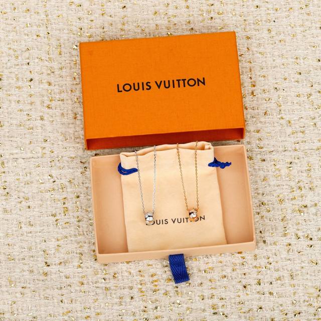 250008 我们出品 Le Damier De Louis Vuitton 钻石项链，可订做18K真金真钻版，只做对版真金货，量大咨询客Fu Le Damie