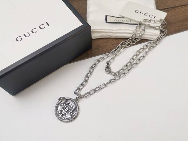 Gucci原版手工织纹链条古奇蛇镶边双G翅膀图案圆牌项链灵蛇造型滚边为吊坠添加点睛之笔刻花图案栩栩如生p