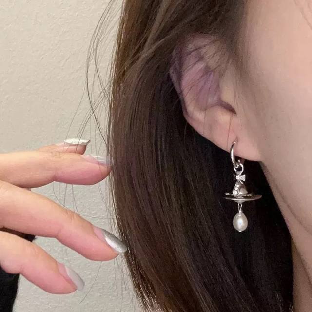 西太后 Vivienne 土星珍珠耳钉 珍珠搭配设计，搭配珍珠尽显光泽质感。简约大气Ins风十足。珍珠项链是每个女孩都必备的单品。超甜超可爱～