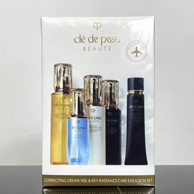 普 Cpb肌肤之钥五件套！内含：超导镭射手榴弹精华50Ml，滋润水 Ml，日乳125Ml，夜乳125Ml， 滋润隔离37Ml。