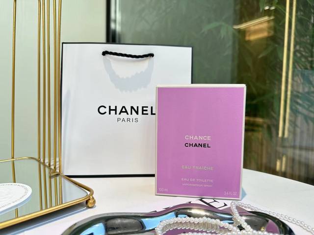 专柜品质 Chanel香奈儿绿色邂逅 如果想要用一种味道带给人一种有生机有朝气又满满的活力，我立马想到的是这支香奈儿的绿邂逅 它外表简约大方，磨砂质地的瓶盖，银
