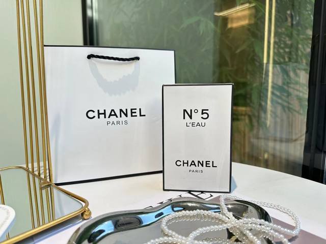 专柜品质 Chanel香奈儿N.O5号之水 Ml 一直是清新调香水的忠实拥趸，春夏适合自不必说，即使冬天使用，我觉得这类香调同样也可以带来清冽是美好。 不过说到
