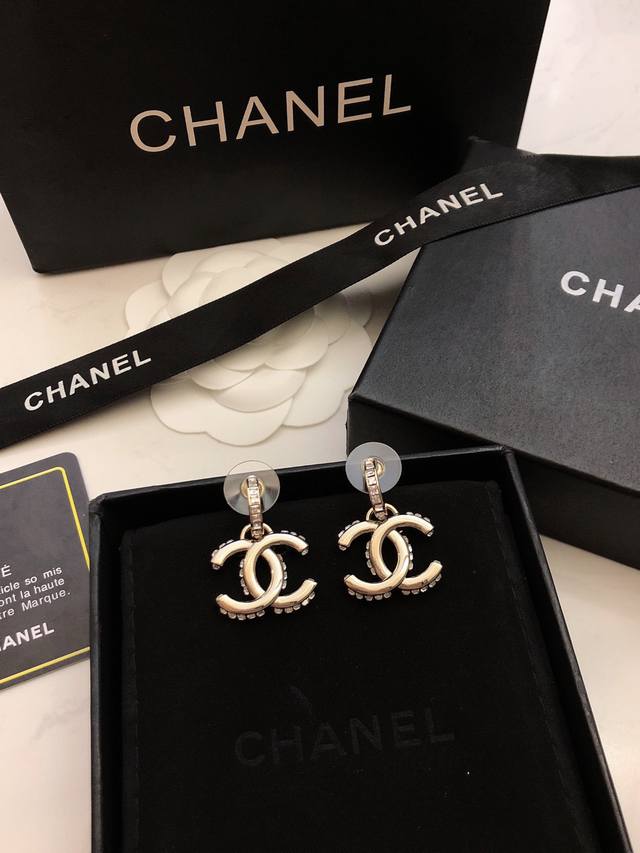香奈儿耳钉热销款爆上新 Chanel 小香经典双C Logo耳钉 钻双C，香奈儿经典配色 简约又高级的调性，复古又气质 藏在每一次令心动的搭配，也太绝绝子了吧～