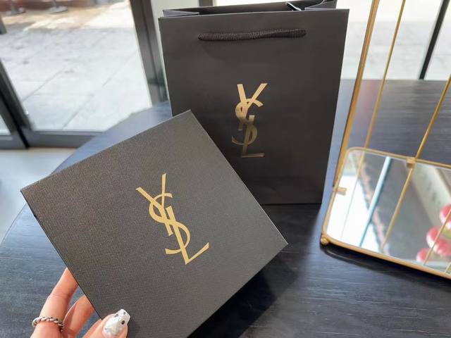 专柜品质 Ysl自由之水情人节 套盒 配手提袋 规格：香水50Ml小黑条302号色口红 特点：这款明星礼盒太赞了吧！色号是热门的正红色！50Ml的香水！真的特别