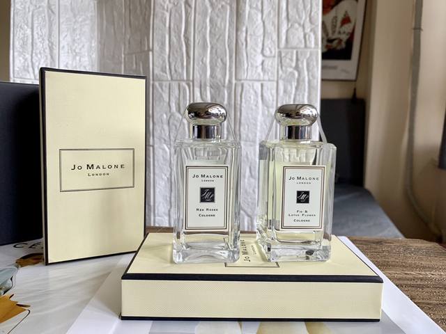 专柜品质 1Jo Malone祖马龙红玫瑰 前调:柠檬薄荷 中调:玫瑰紫罗兰叶 后调:蜂蜡 香调:绿叶花香调 祖马龙这款红玫瑰广受好评。前调是酸涩的柠檬与薄 荷