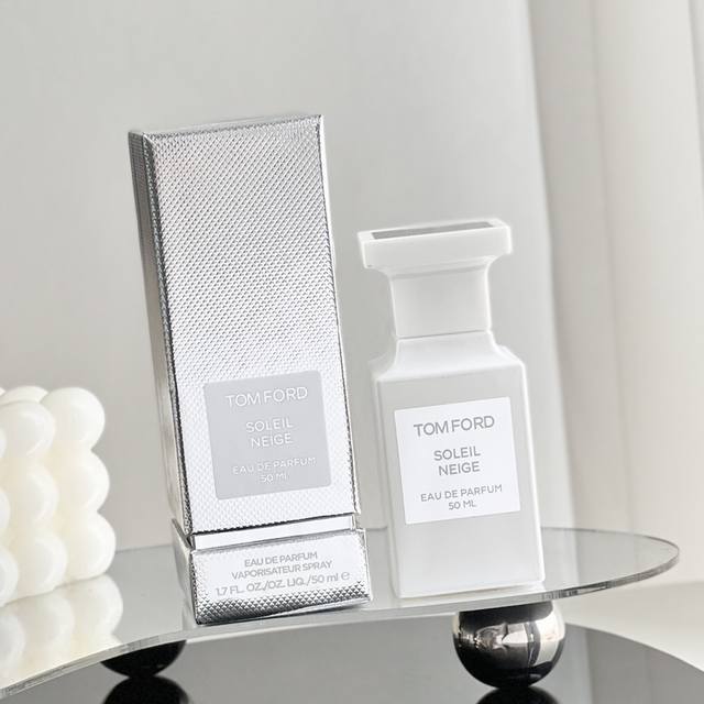 专柜品质 款8可以让整个冬季都充满魅力的香氛一定是 Tomford秋冬限定雪映流光香水！私人调香系列Soleilneige 雪映流光香水，遇见之初，就和冬日的积